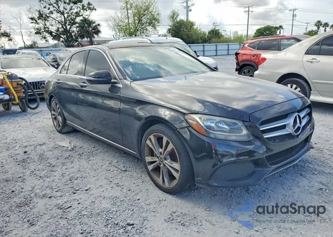 2017 Mercedes-Benz C 300 z USA, uszkodzony, nr VIN 55SWF4JB6HU212655